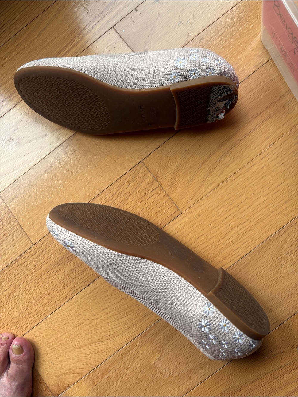 Comfort Vivaia Women's Cream Daisy Ballet Flats - worn once - Picture 3 of 6